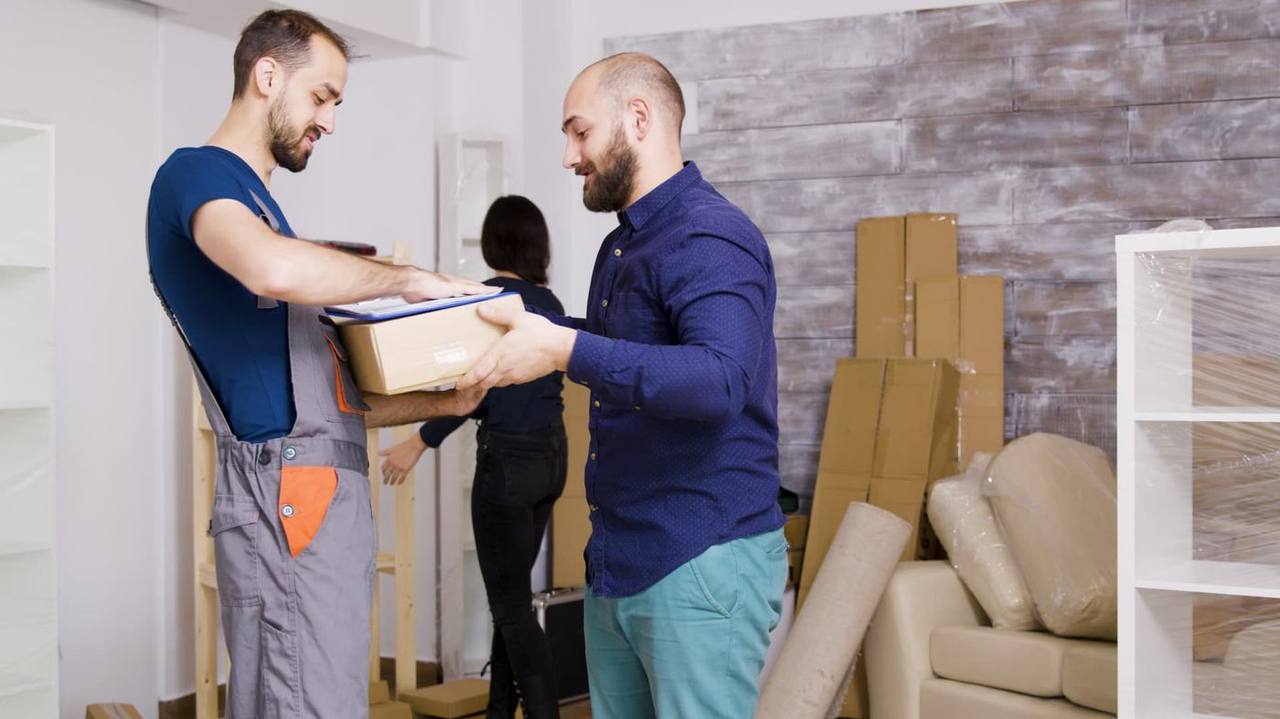 Speed Move supervisor handing over delivered goods to a customer after relocation in Surat